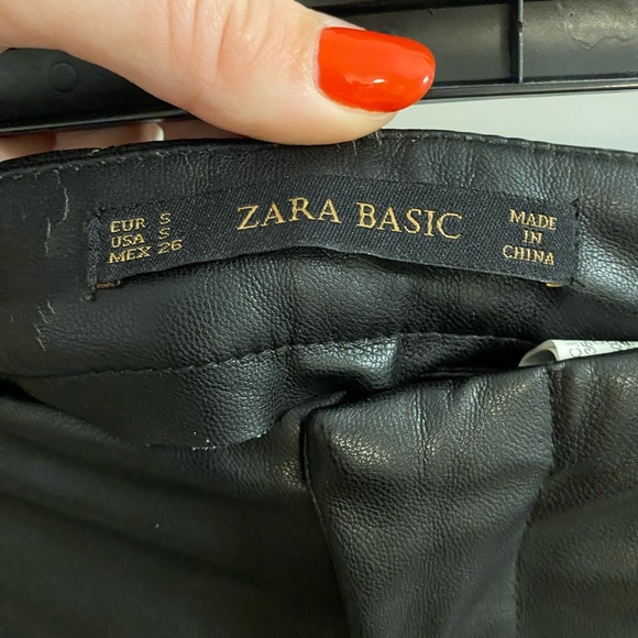 Zara Black Faux Leather Quilted Zippered Pants, Size Small Skinny Fit - Picture 3 of 4
